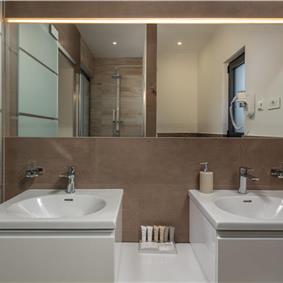 4 Bedroom Villa with Salt Water Pool, Private mini golf course and Rooftop Terrace near Opatija, Sleeps 8